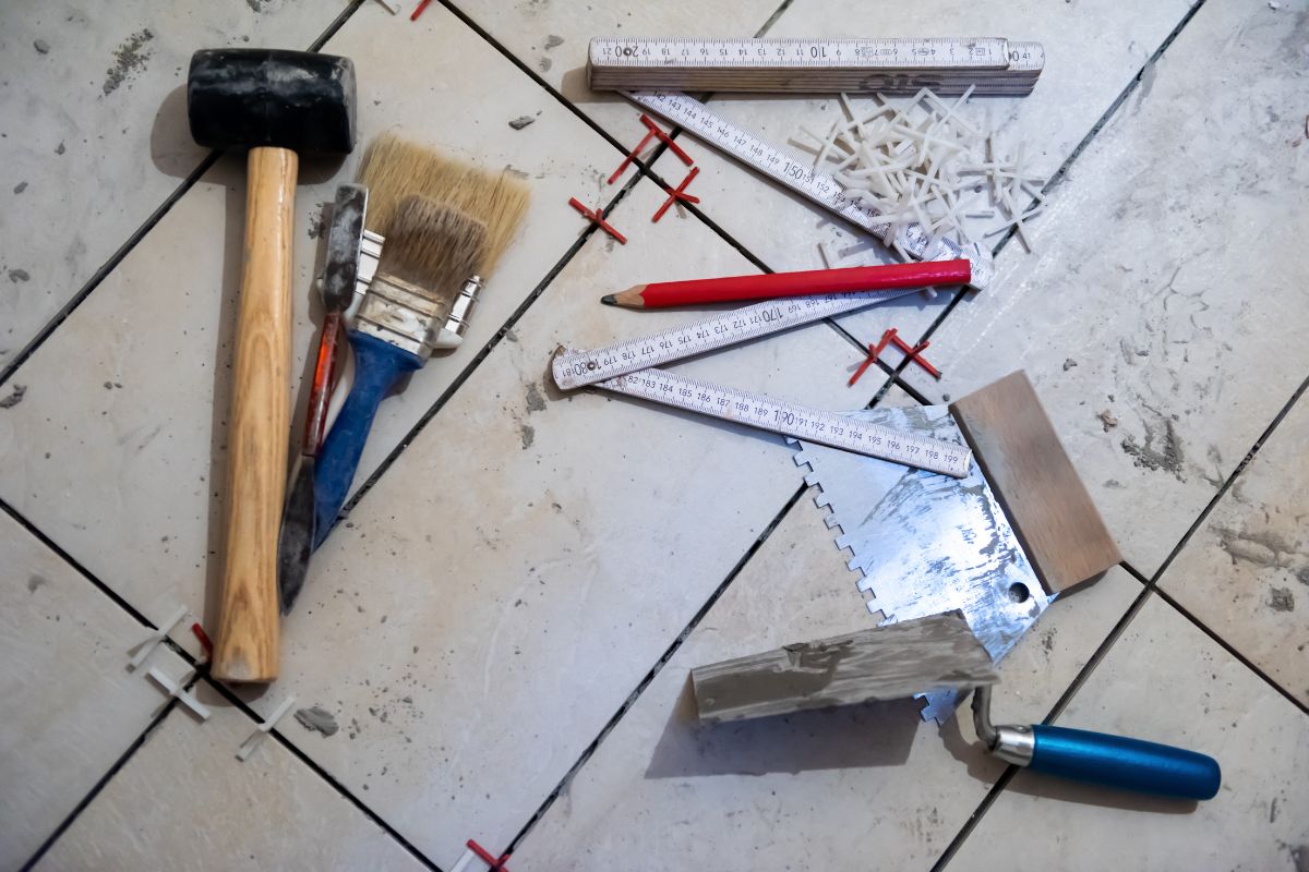 Chuẩn bị dụng cụ và vật liệu thi công lát gạch
