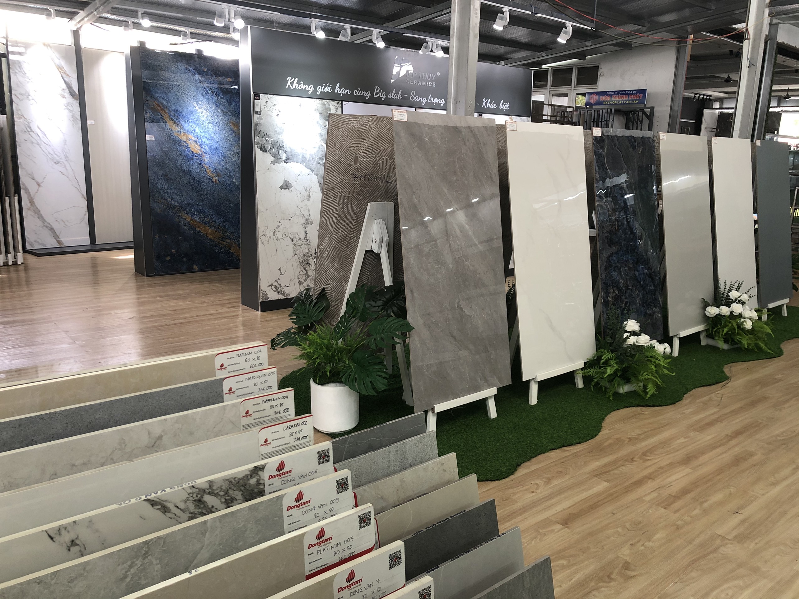 Khu vực trưng bày gạch ốp lát tại showroom